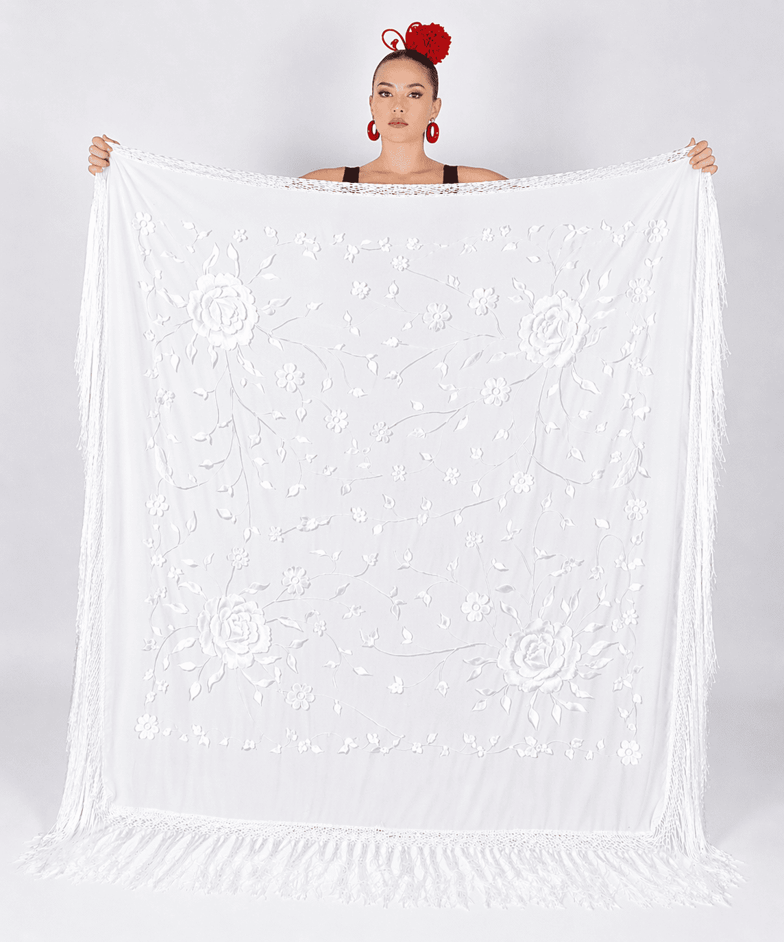Mujer con chal bordado blanco